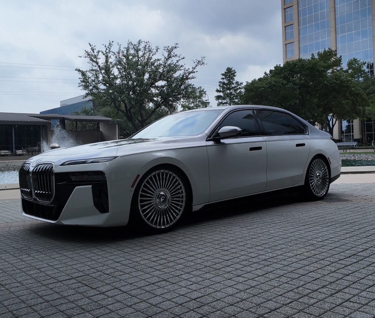 BMW 740i (WHITE/SILVER)