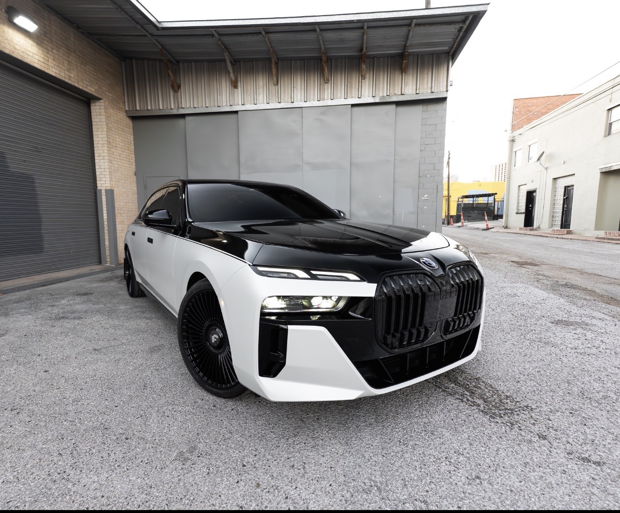 BMW 740i (BLACK/WHITE)